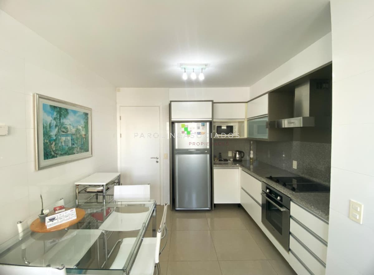 Apartamento en venta de 4 dormitorios mas dependencia de servicio en Aquarela, Playa Mansa