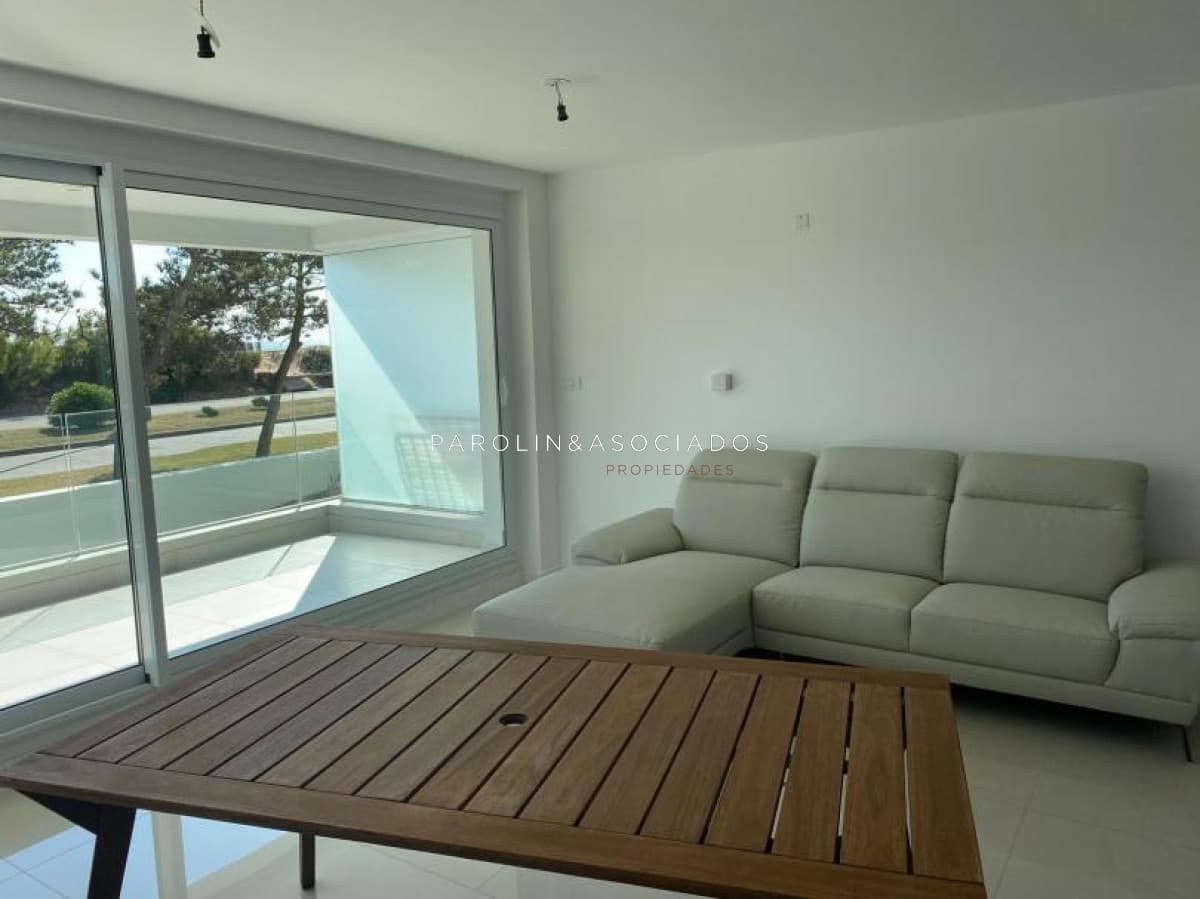 Apartamento en venta de 3 dormitorios en edificio Horizonte, Punta del Este.