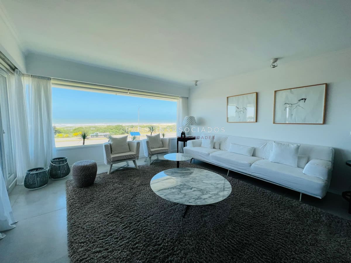Semipiso de 3 dormitorios + dependencia en edificio Aqualina, Punta del Este.