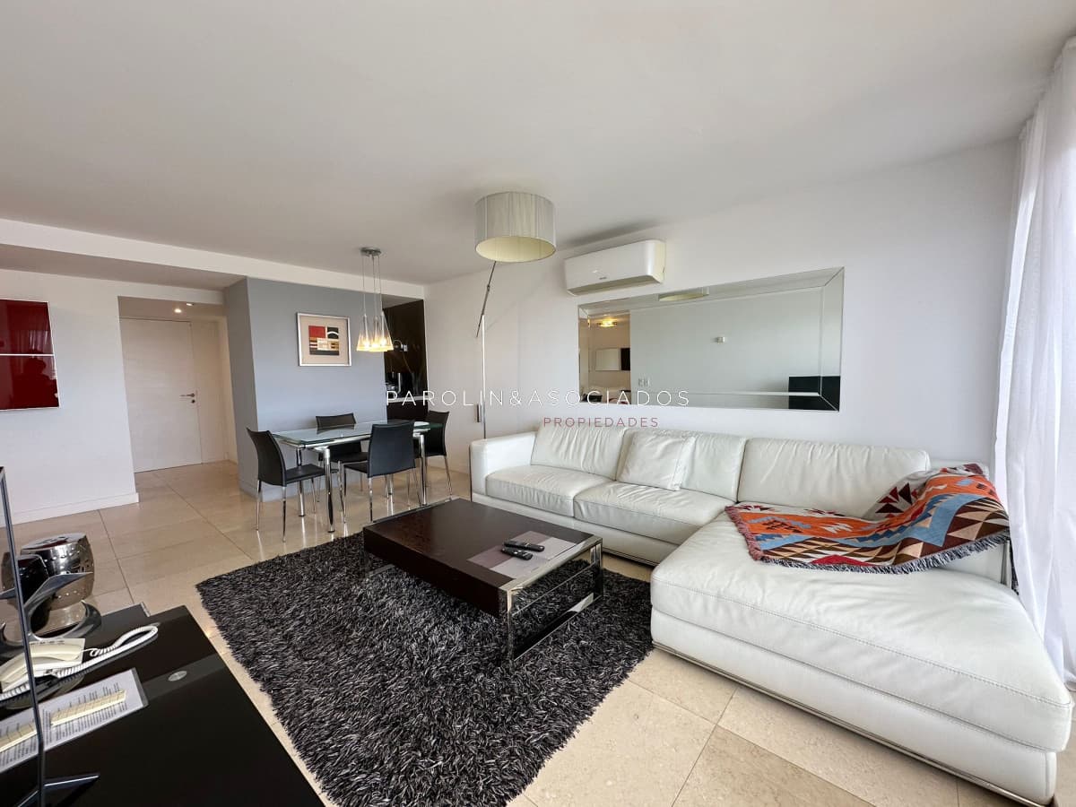 Apartamento de 1 dormitorio y medio en torre Yoo, Punta del Este.