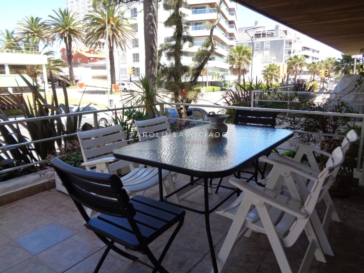 Apartamento de 2 dormitorios en venta en Península, Punta del Este.