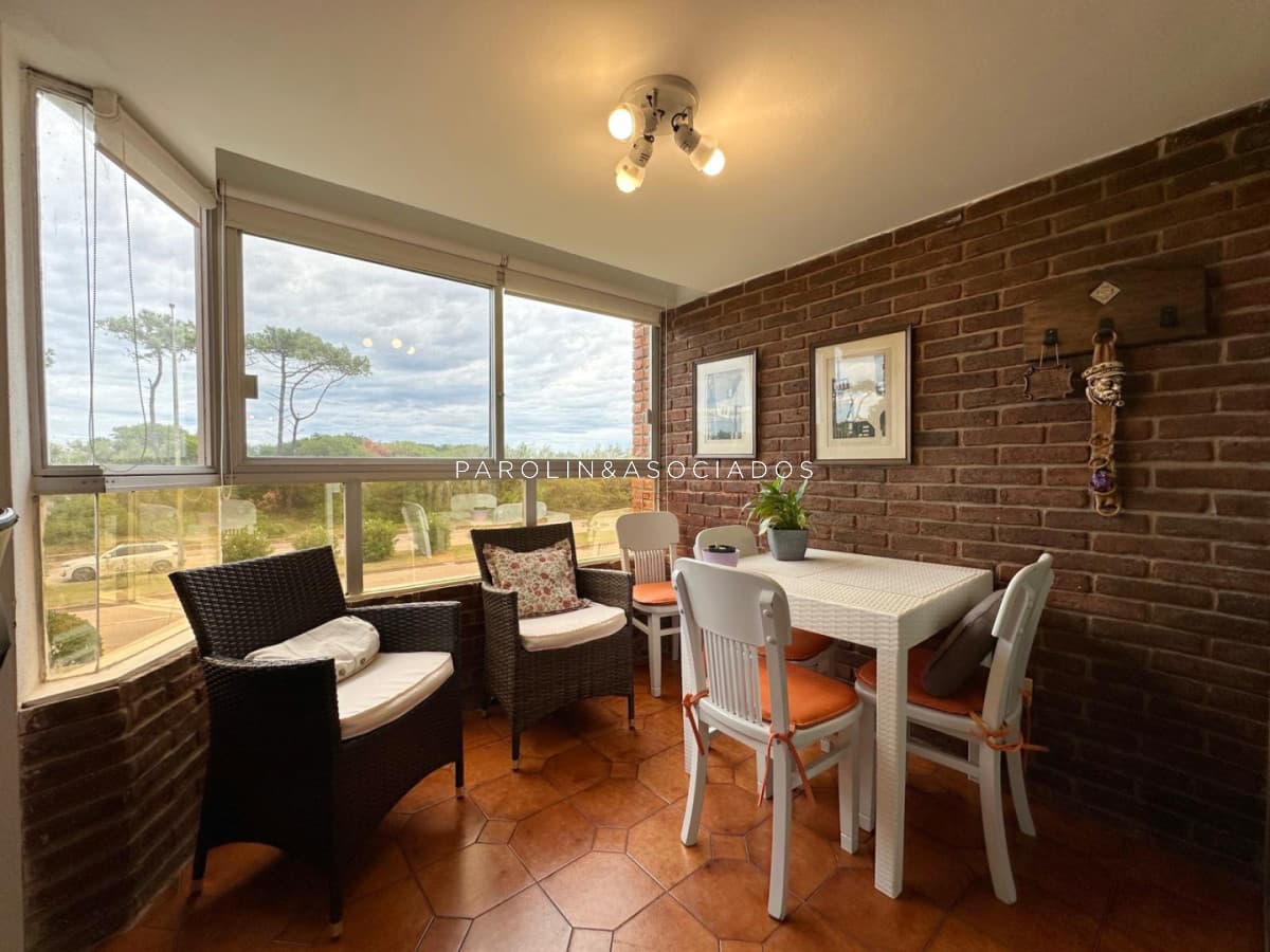 Departamento en Venta de 3 Dormitorios + dependencia en Playa Mansa, Punta del Este