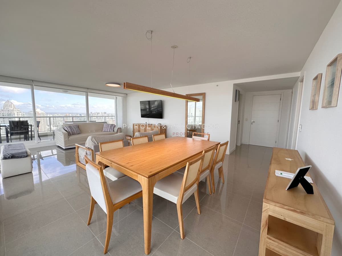 Apartamento de 3 dormitorios en suite en venta en Torre One, Punta del Este.
