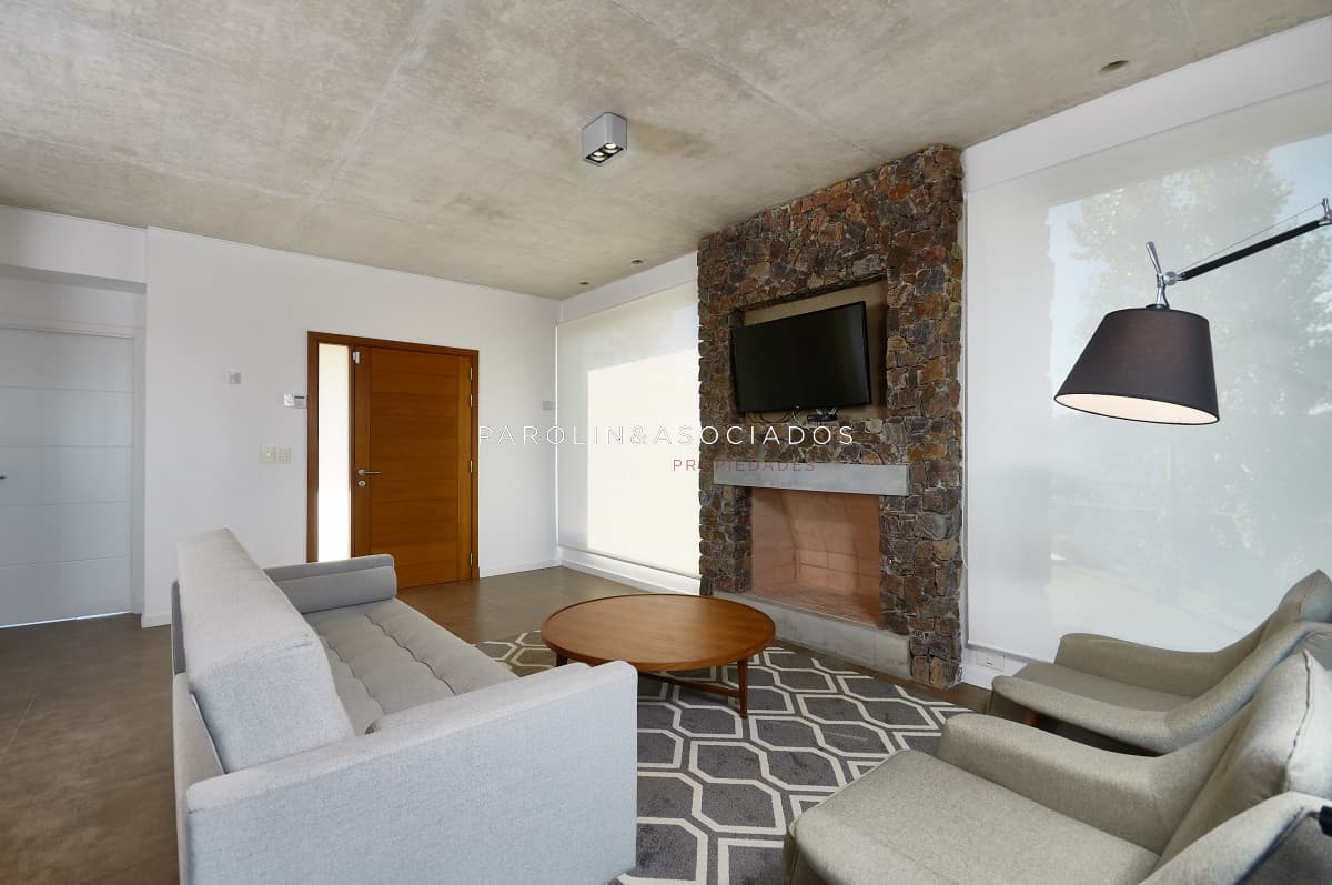 Apartamento en venta de 2 dormitorios en Punta del Este.