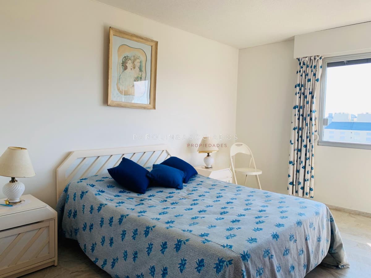 Apartamento en venta en piso alto Punta del Este.