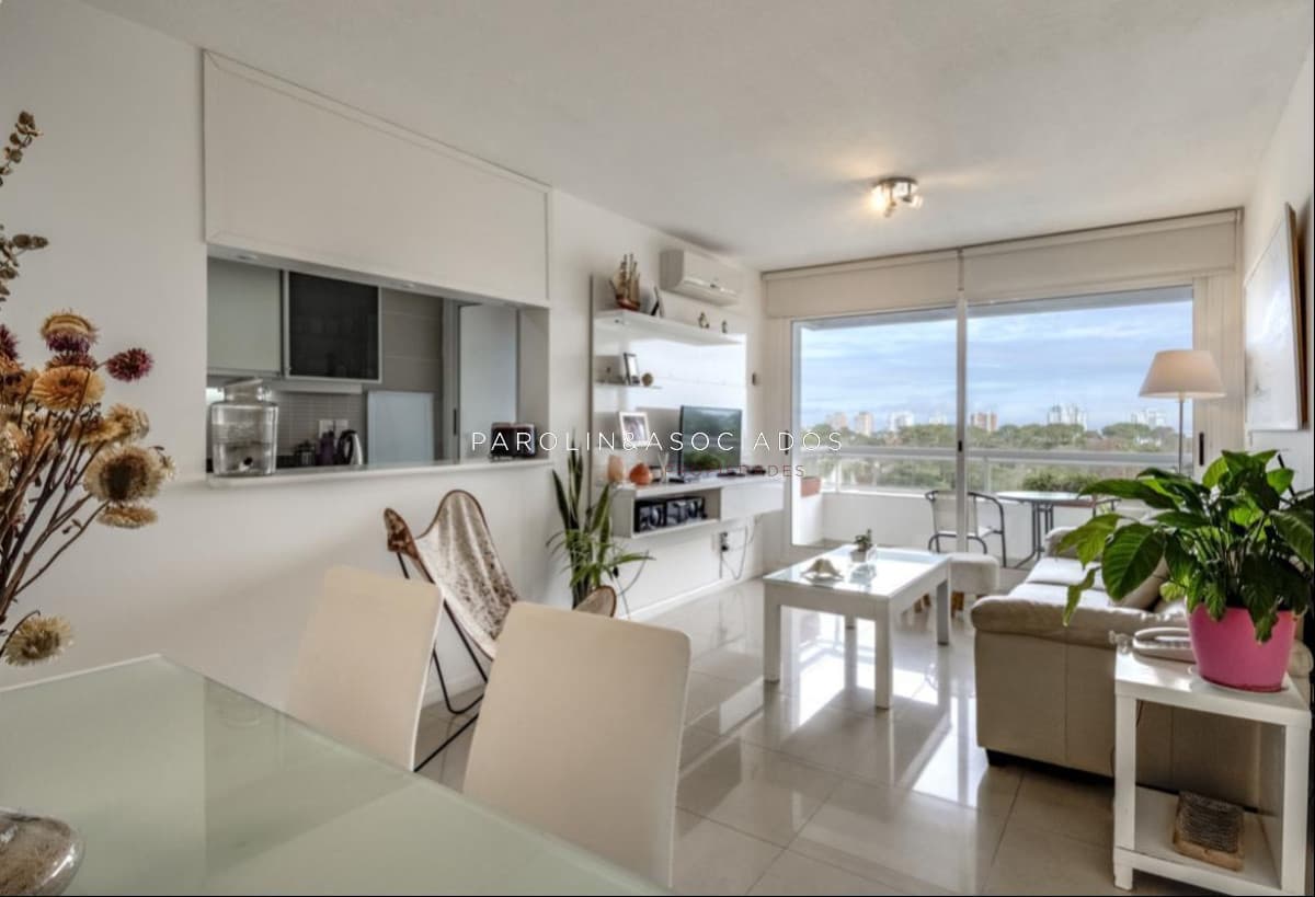 Apartamento en venta de 2 dormitorios en edificio Jardines de la Sierra, Punta del Este