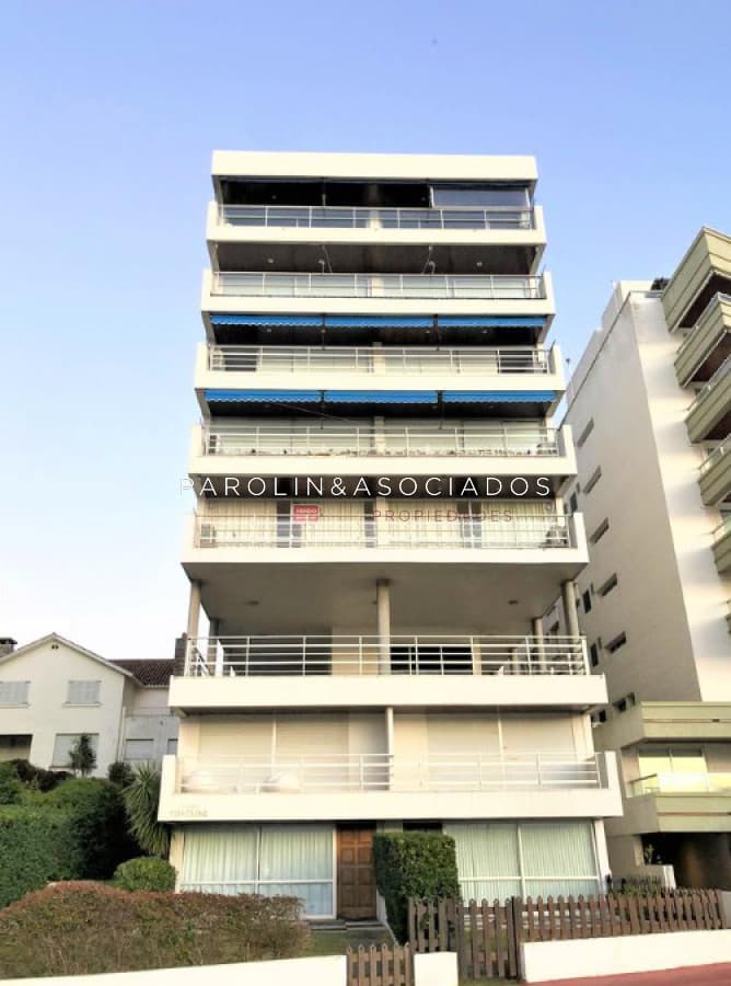 Apartamento en venta de 3 dormitorios en edificio Fontaine, Punta del Este.