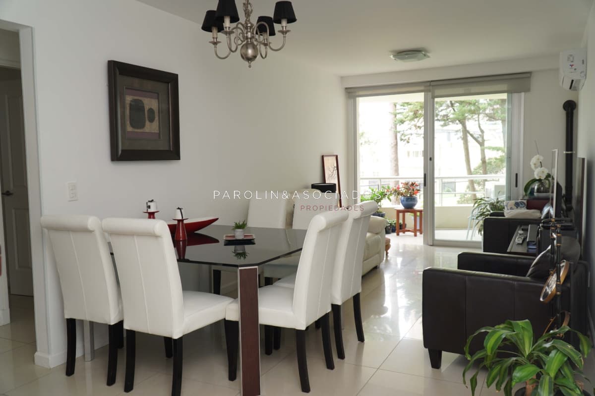 Apartamento de 3 dormitorios en venta en la Mansa, Punta del Este.