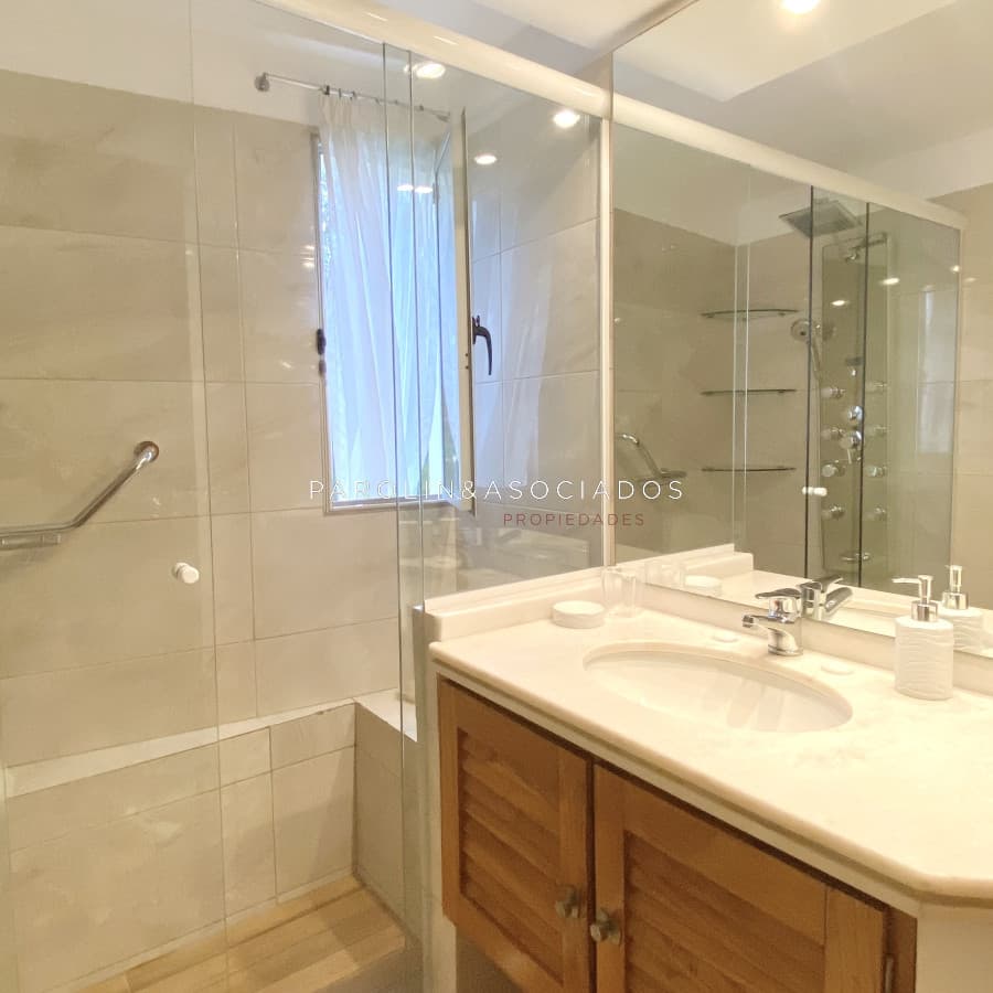 Apartamento en venta de 2 dormitorios y dependencia en Punta del Este.