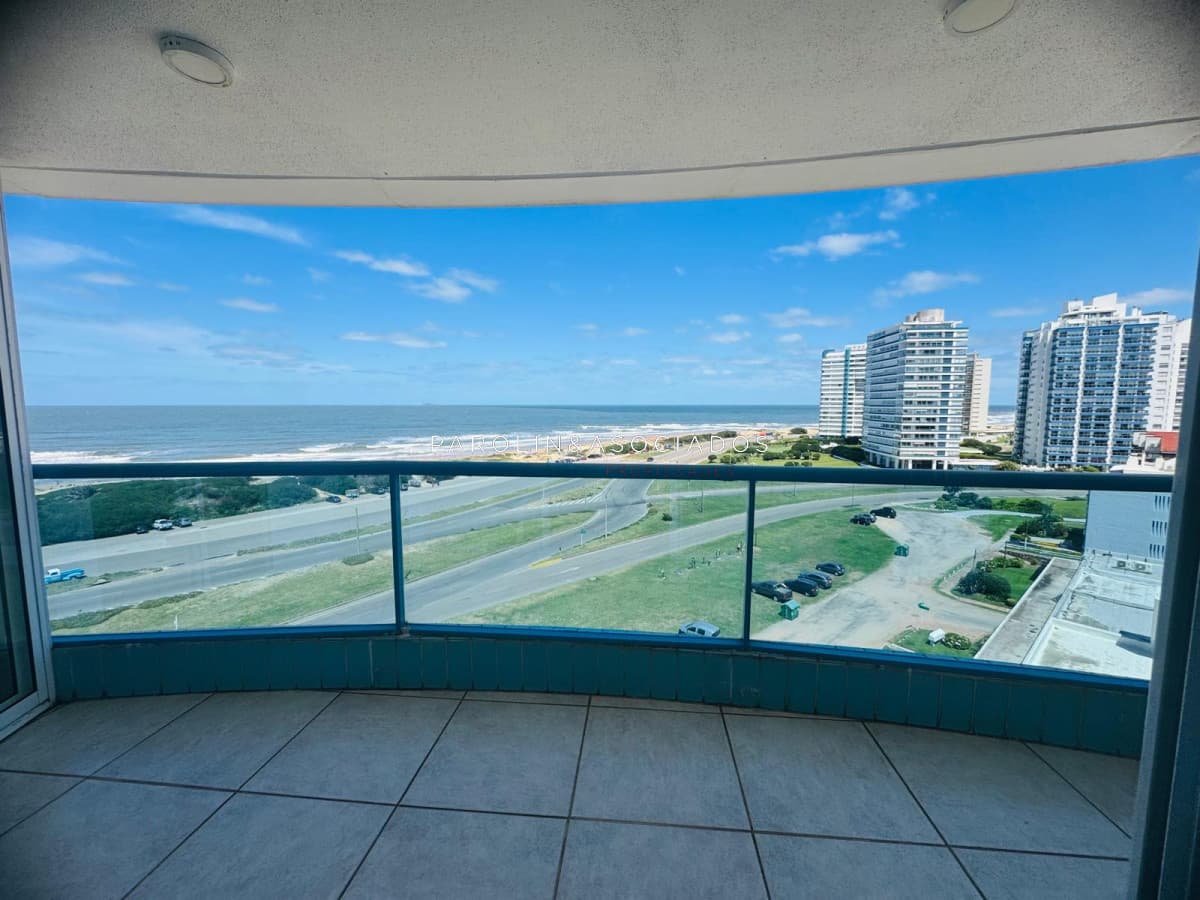 Apartamento de 3 dormitorios en venta en torre Nueva York, Punta del Este.