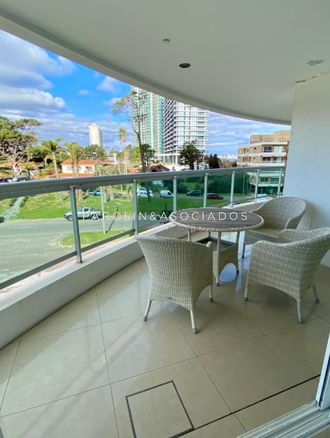 Apartamento en venta de 2 dormitorios y dependencia en torre Aquarela, Punta del Este.