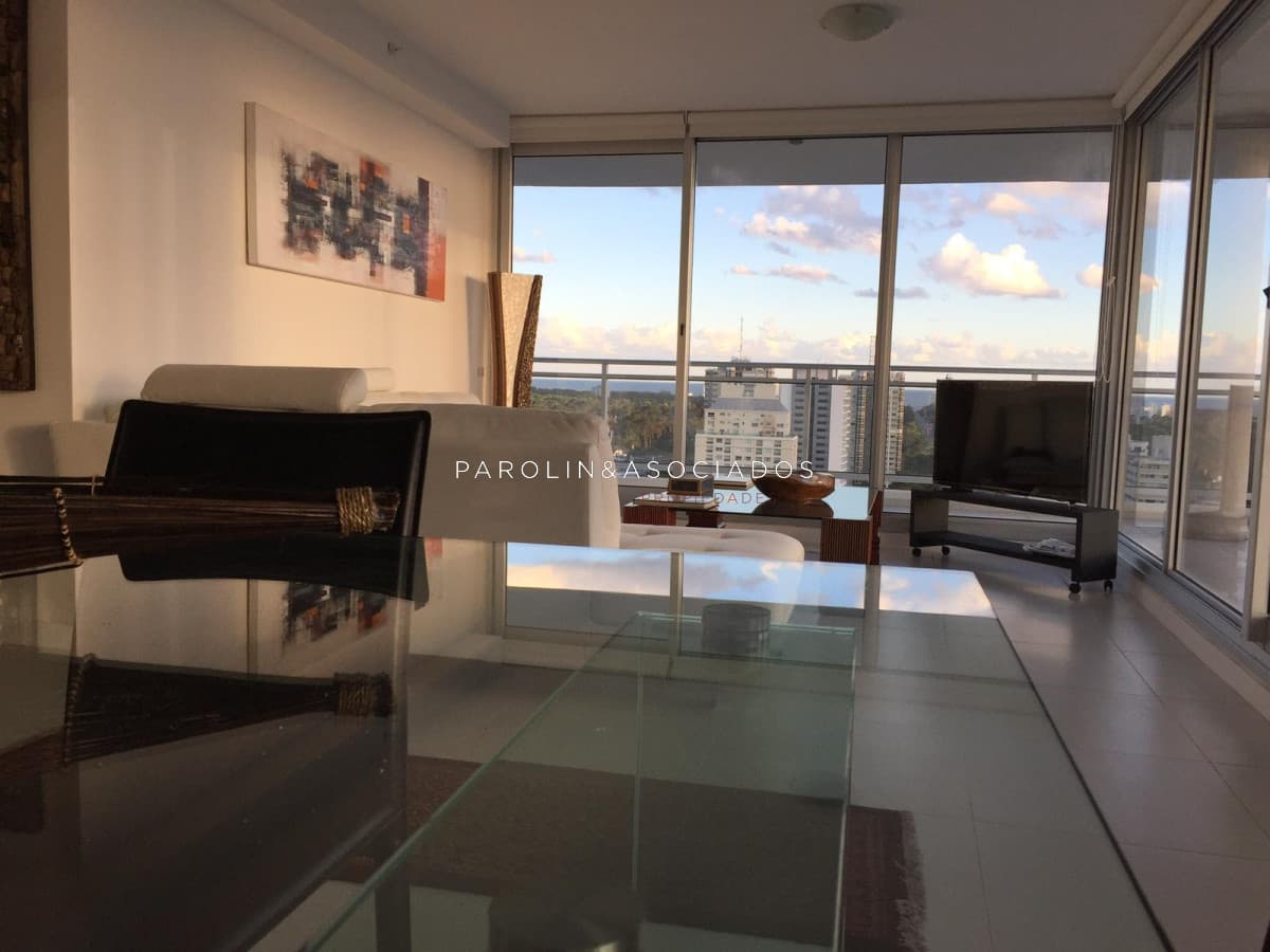 Apartamento de 2 dormitorios en venta en Bellagio Tower, Punta del Este.