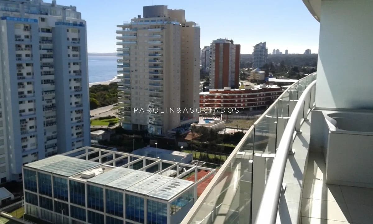 Apartamento en venta de 2 dormitorios en Season Tower, Punta del Este.