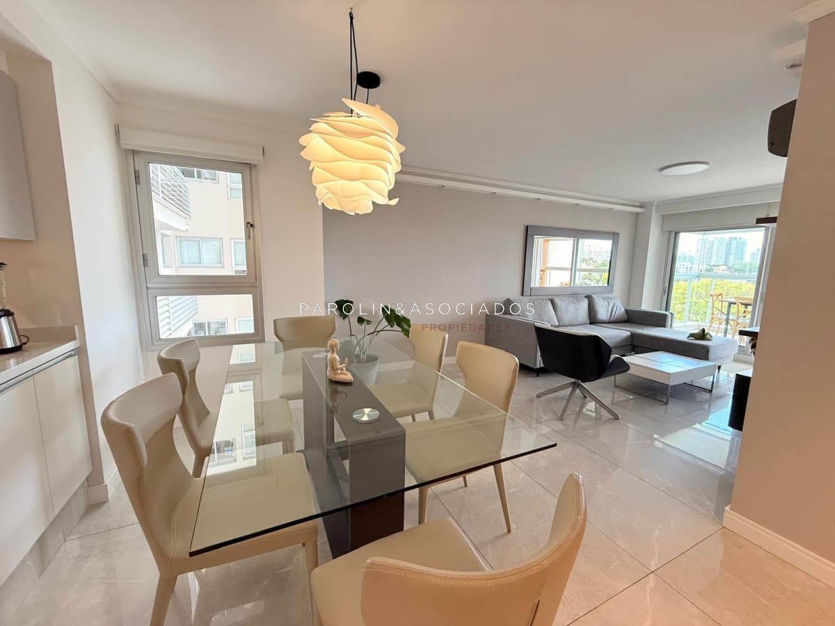 Apartamento de 2 dormitorios en venta en Miami Boulevard, Punta del Este.