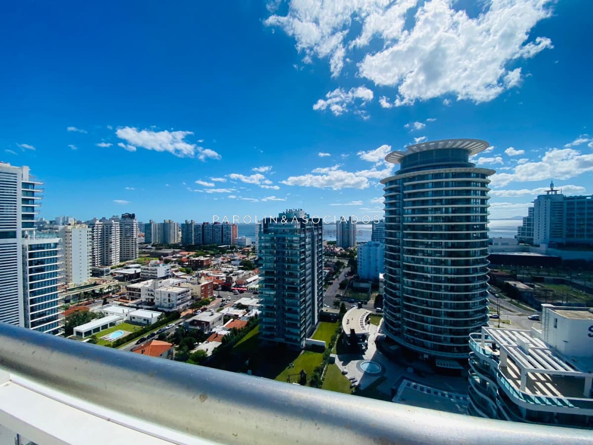 Apartamento en venta de 3 dormitorios en Manhattan Tower, Punta del Este.