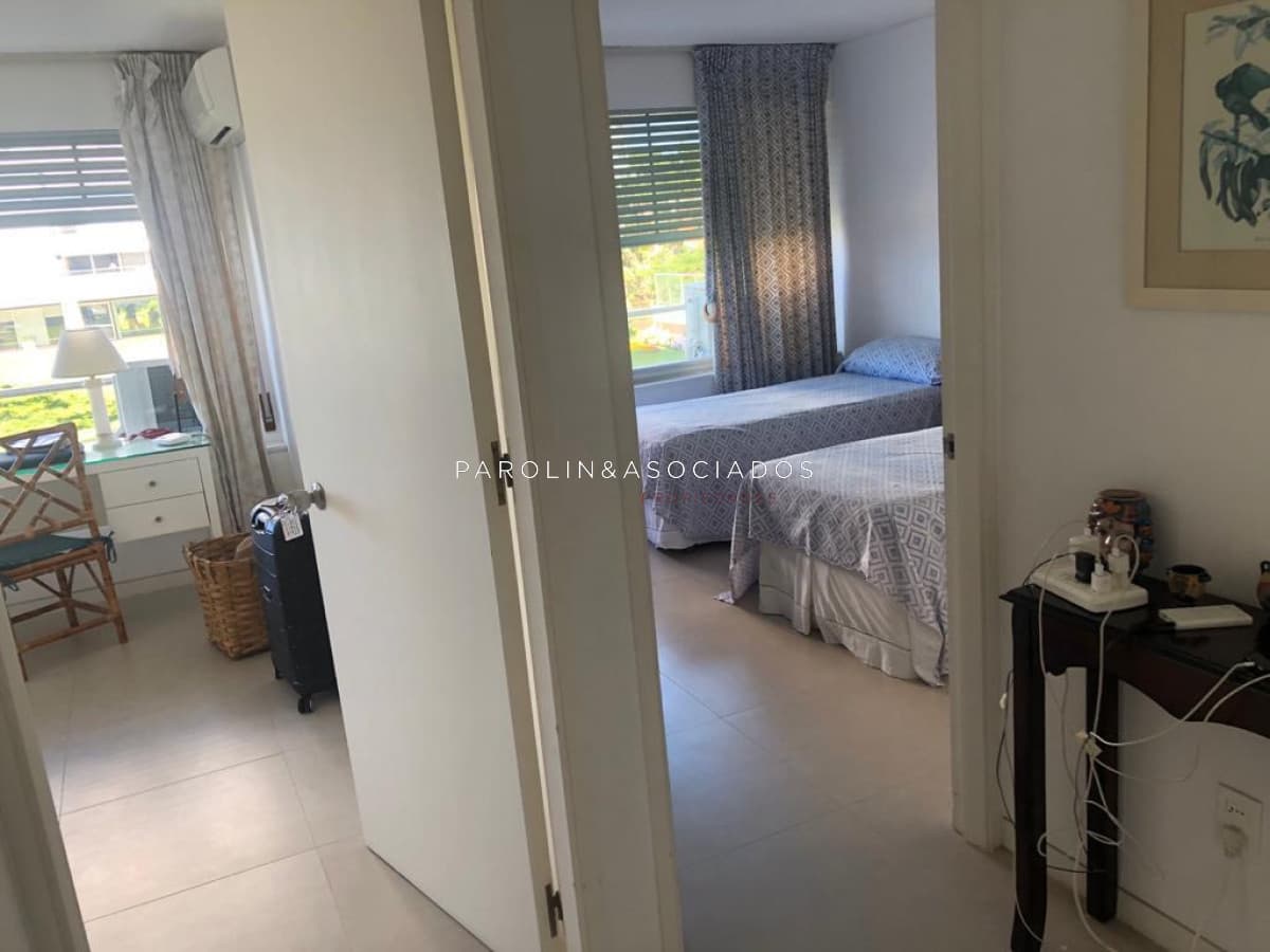 Apartamento en venta de 3 dormitorios en Torre Tiburón, Punta del Este.