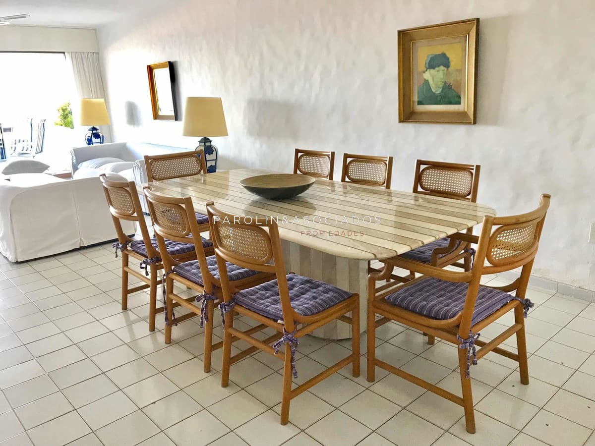 Hermoso apartamento en venta de 3 dormitorios en edificio Vigia, Punta del Este.