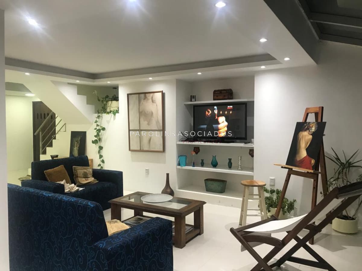 Penthouse en venta de 4 suites en edificio Punta Vapor, Punta del Este.