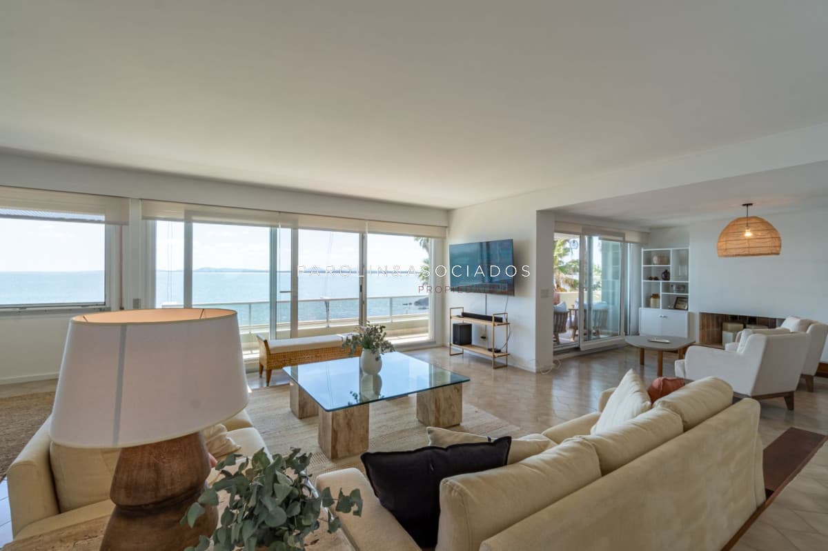 Apartamento en venta de 3 dormitorios en edificio Acantilado, Punta del Este.