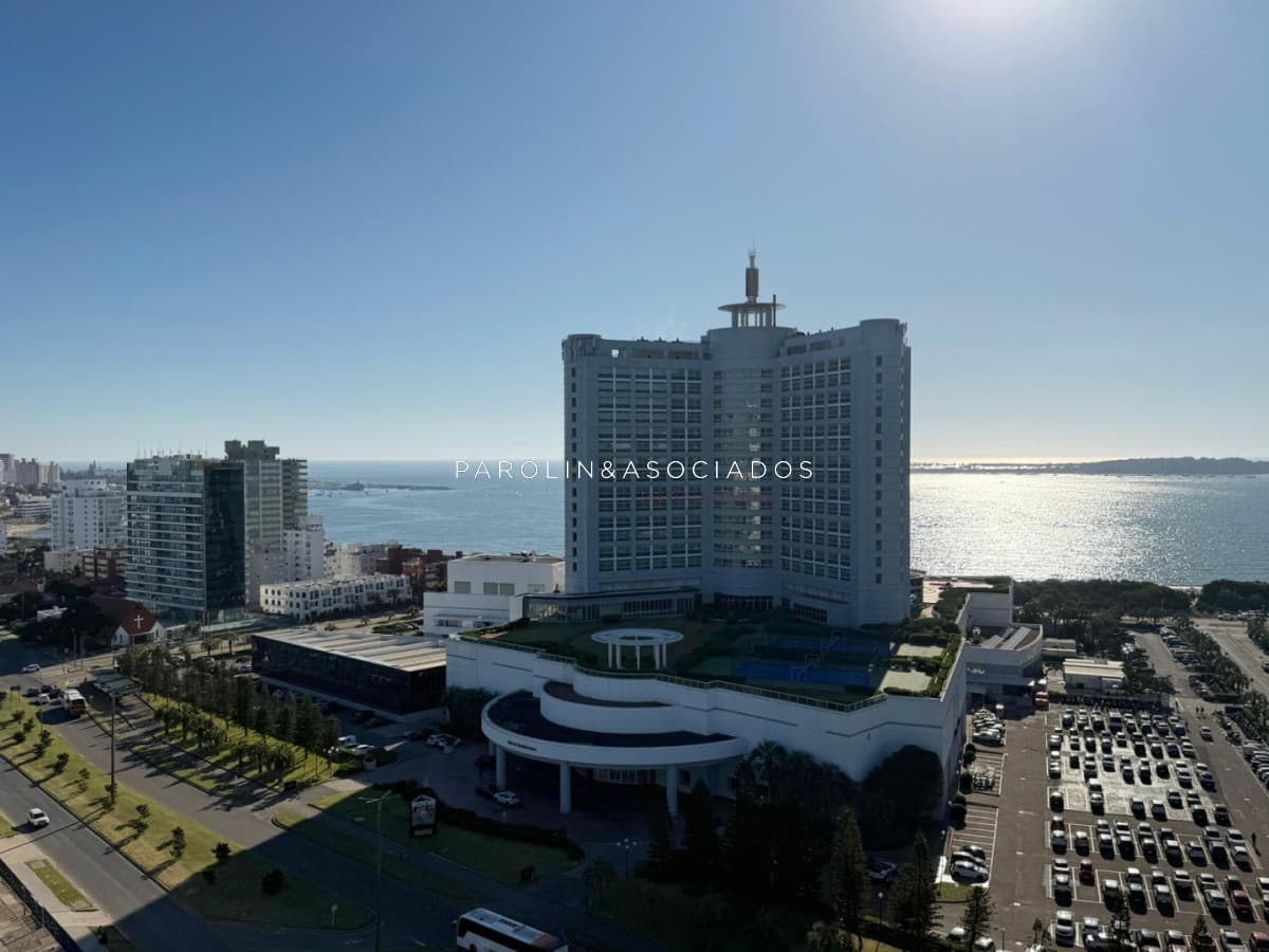 Apartamento en venta de 3 dormitorios mas dependencia de servicio en Casino Tower, Punta del Este