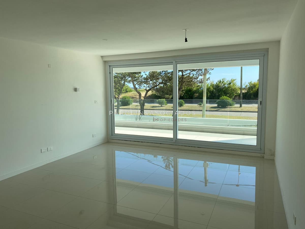 Apartamento en venta frente la mar en Punta del Este.
