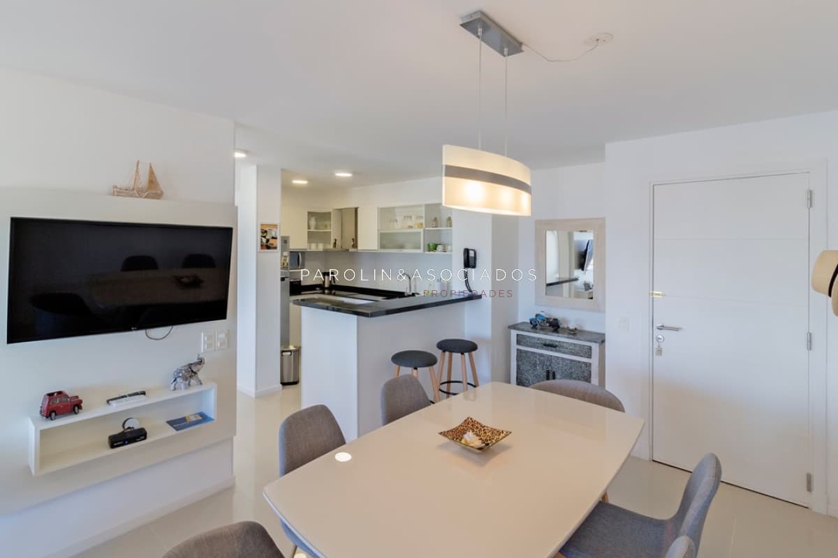 Apartamento de 2 dormitorios en venta en edificio Arenas del Mar, Punta del Este.