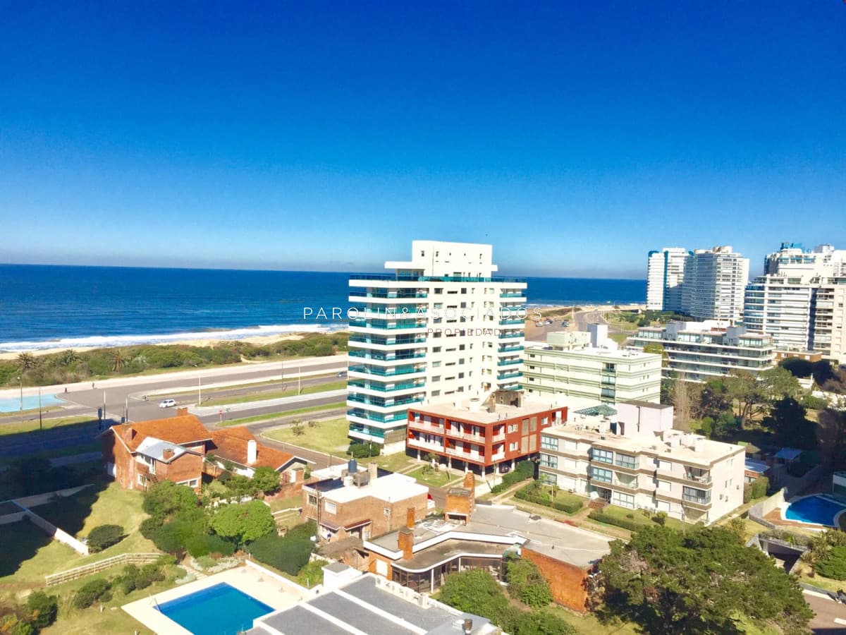 Excelente apartamento en venta de 2 dormitorios en Punta del Este.