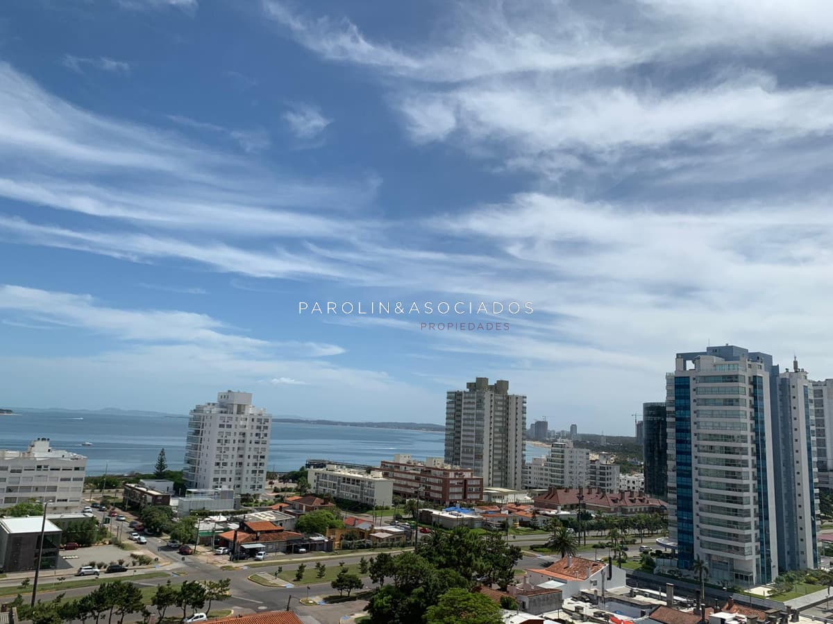 Apartamento en venta de 3 dormitorios en Parquemar Center, Punta del Este.