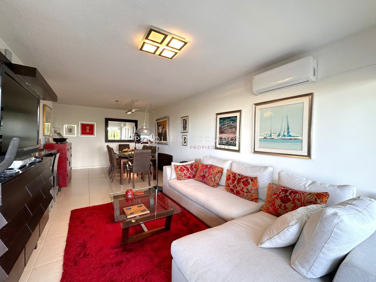 Apartamento en venta de 3 dormitorios con parrillero propio en Mansa, Punta del Este.