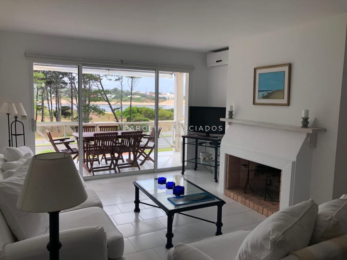 Apartamento de 2 dormitorios en venta en Pinares de la Barra, Punta del Este.
