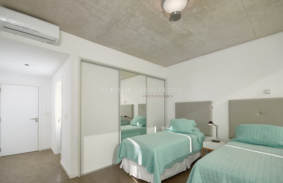 Apartamento en venta de 2 dormitorios en Punta del Este.
