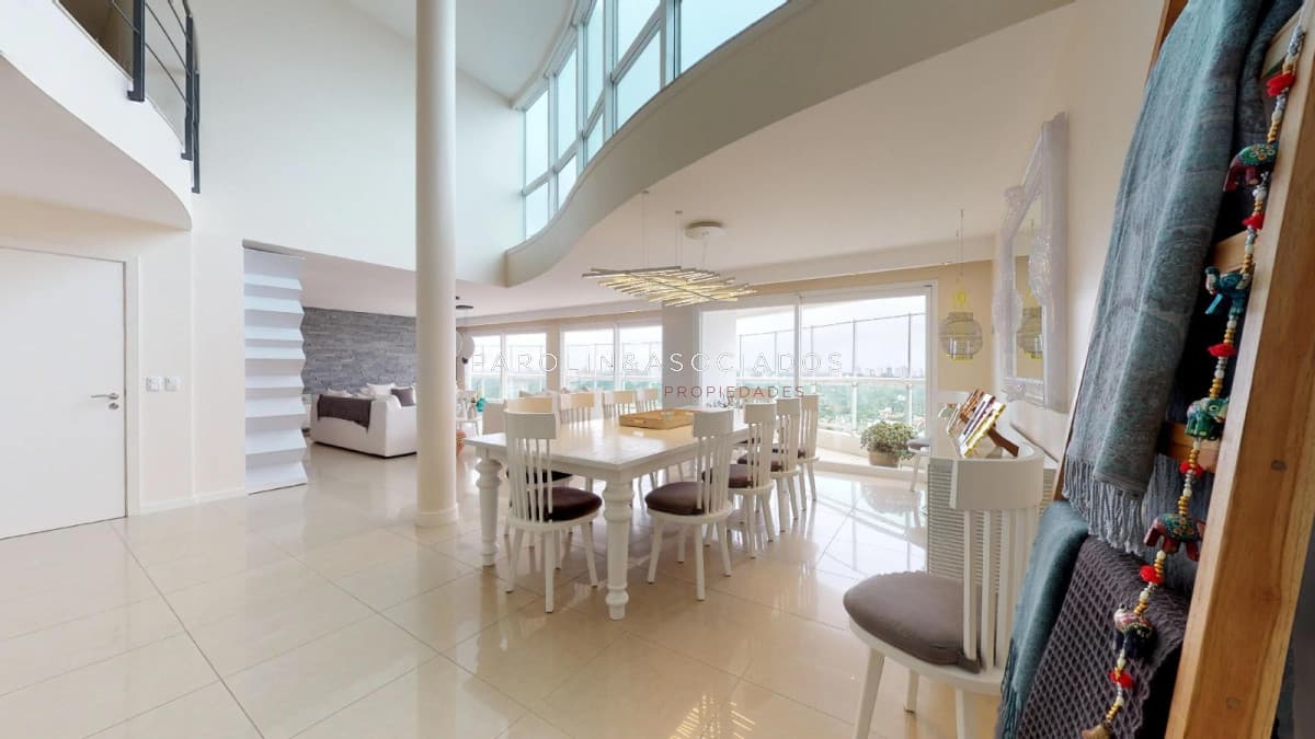 Penthouse en venta de 4 dormitorios en torre Aquarela, Punta del Este.