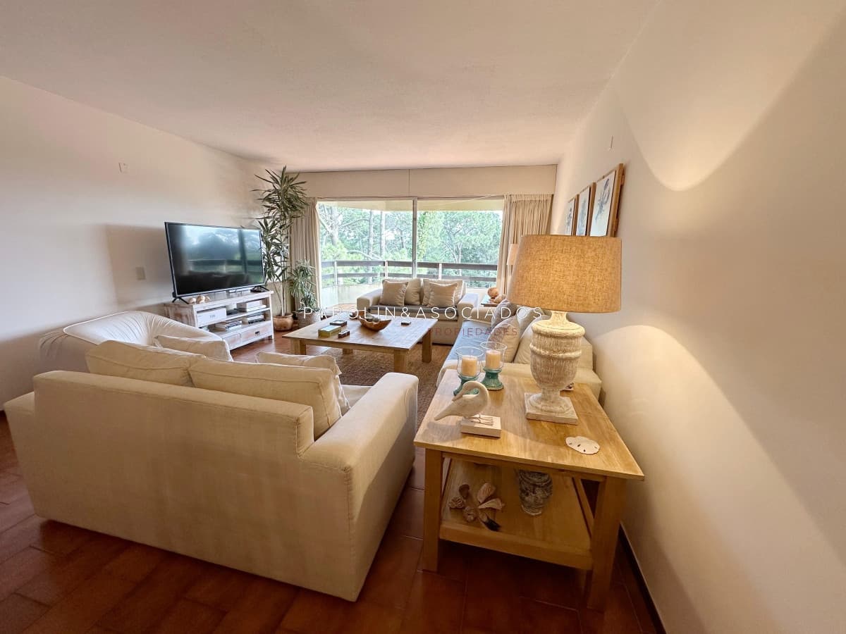 Apartamento de 3 dormitorios y dependencia de servicio en edificio Bora Bora, Punta del Este.