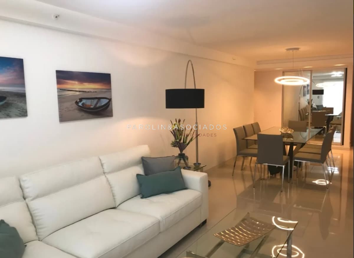 Apartamento de 2 dormitorios en venta en Look Tower, Punta del Este.