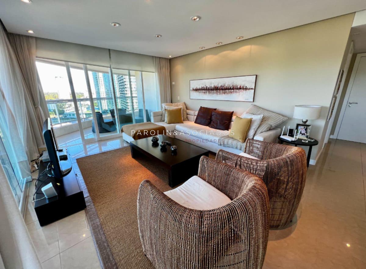 Apartamento en venta de 2 dormitorios y dependencia en torre Aquarela, Punta del Este.