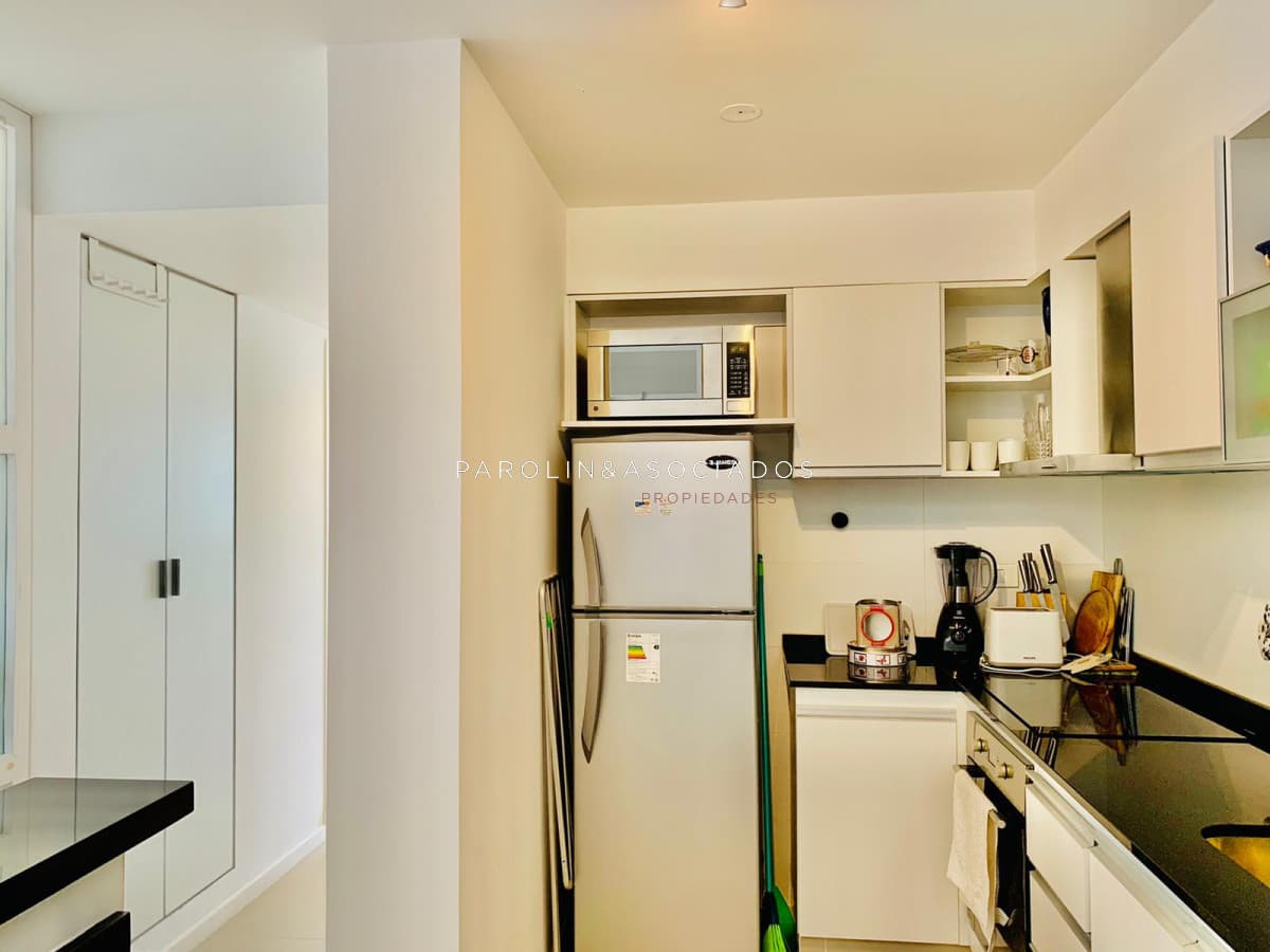 Apartamento de 2 dormitorios en venta en Arenas del Mar, Punta del Este.