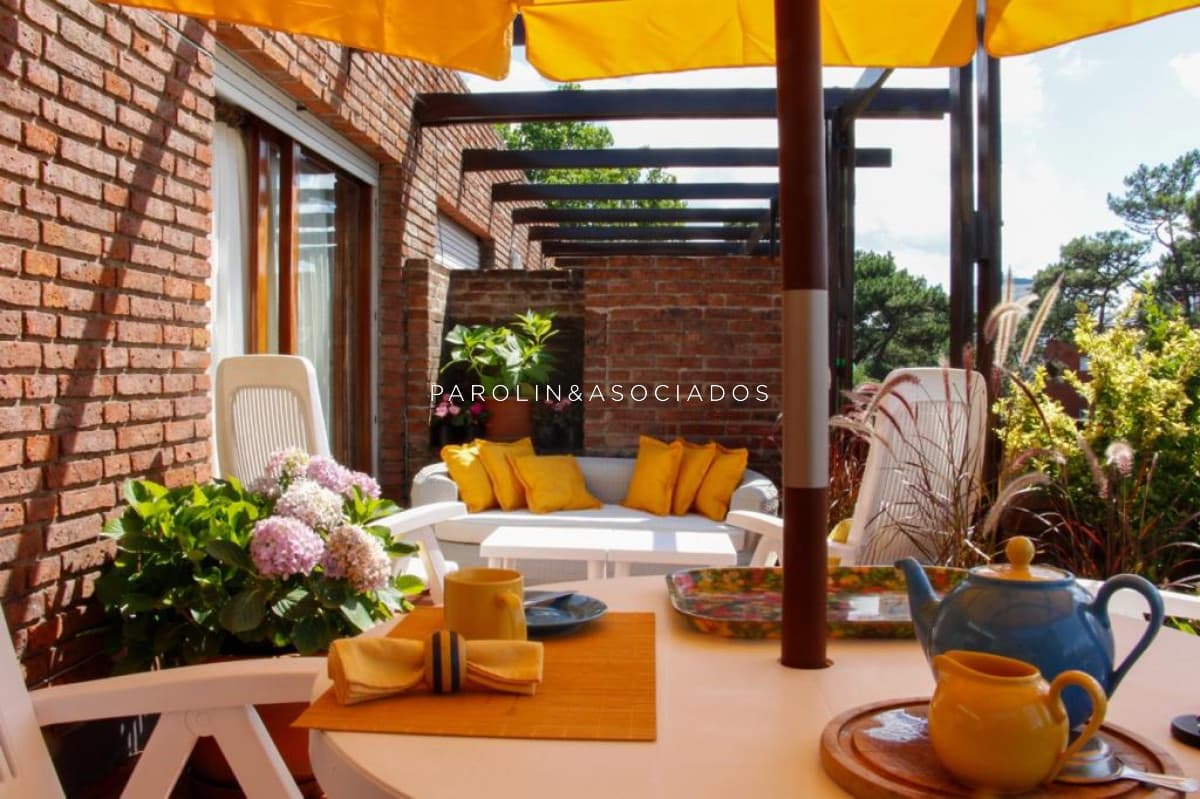Apartamento de un dormitorio en venta con gran terraza en Punta del Este.