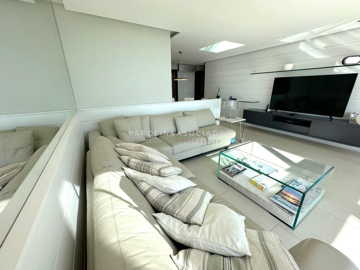 Apartamento en venta  de 3 dormitorios en suite en edificio Gala Tower, Punta del Este.