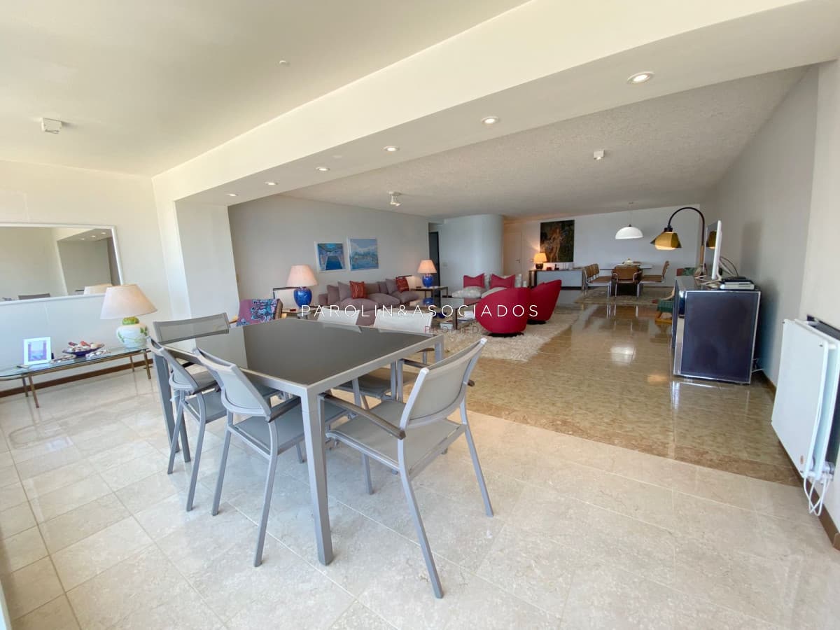 Apartamento en venta de 3 dormitorios en edificio Estrella de Mar, Punta del Este.