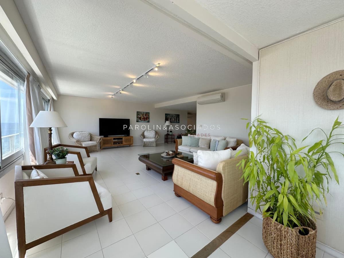 Oportunidad  en venta de 3 dormitorios en edificio Tiburon ll, Playa Brava, Punta del Este.