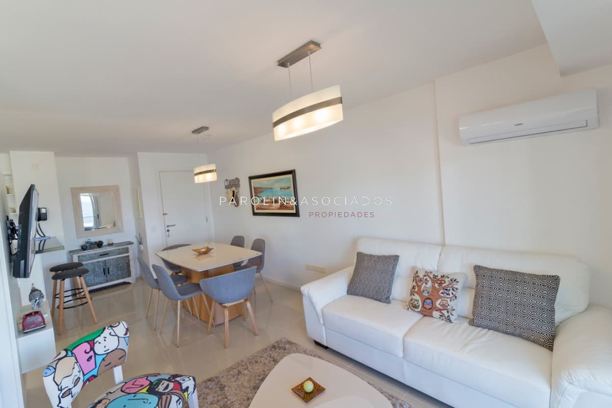 Apartamento de 2 dormitorios en venta en edificio Arenas del Mar, Punta del Este.