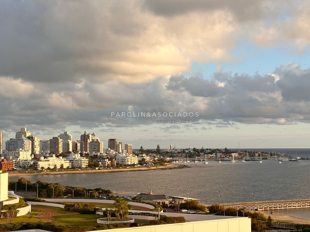 Apartamento en venta de 2 dormitorios en Torre Season, Punta del Este.