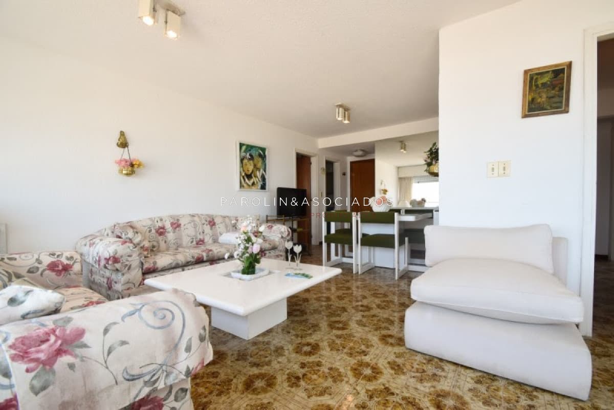 Apartamento de 2 dormitorios en venta en Punta del Este.