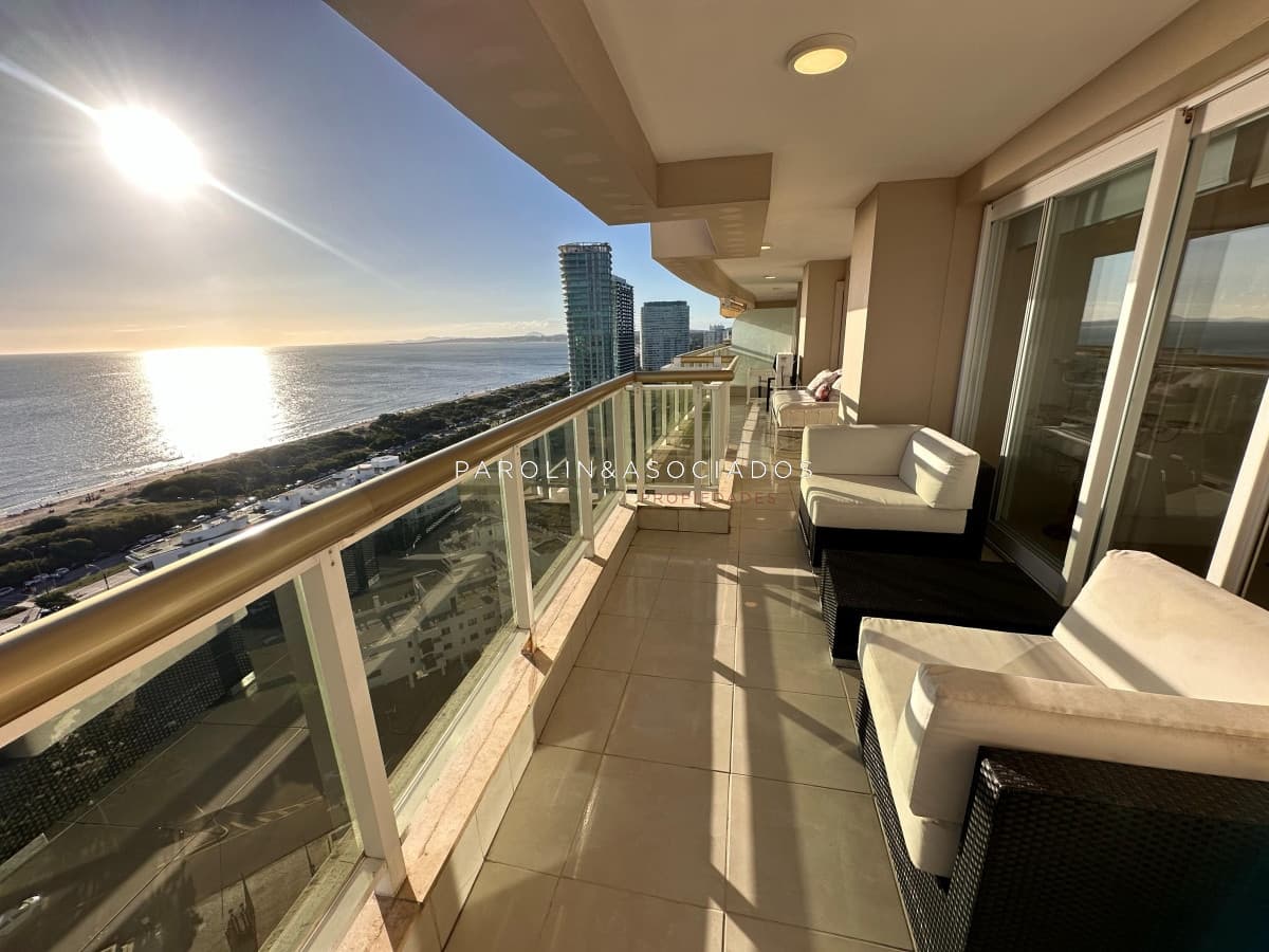 Apartamento de 4 suites en Edificio Le Jardin, Mansa Punta del Este.
