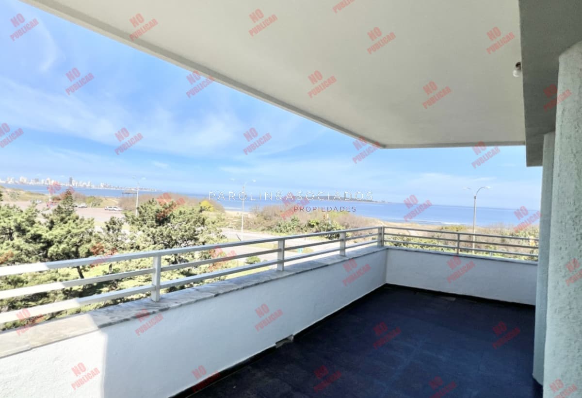 Departamento en Venta de 3 Dormitorios + dependencia en Playa Mansa, Punta del Este