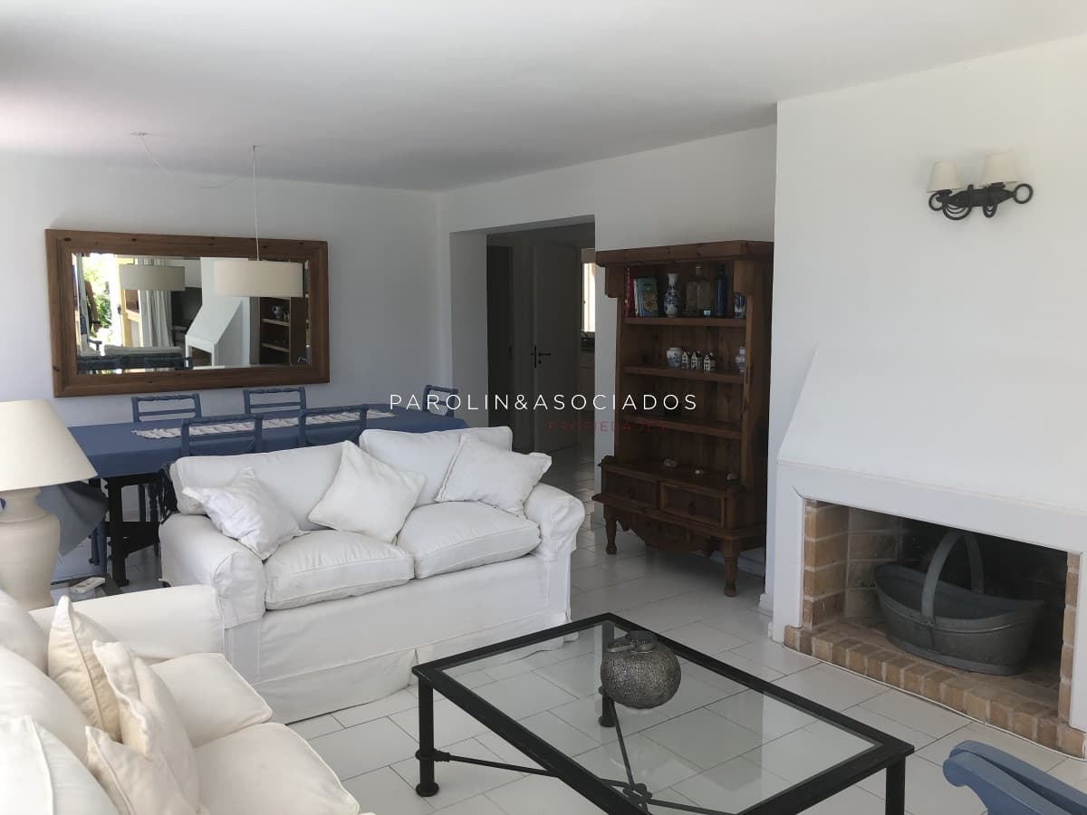 Apartamento en venta de 2 dormitorios + dependencia en Pinares, Punta del Este.