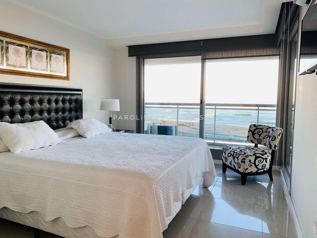 Apartamento de 4 dormitorios en venta en torre Imperiale, Punta del Este.