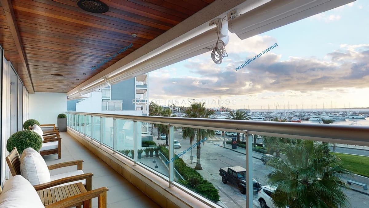 Apartamento en venta de 4 suites en edificio Puerto Punta, Punta del Este.
