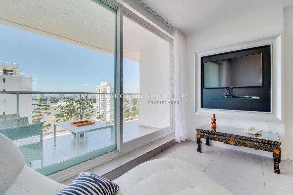 Apartamento en venta en piso alto en torre Yoo, Punta del Este.
