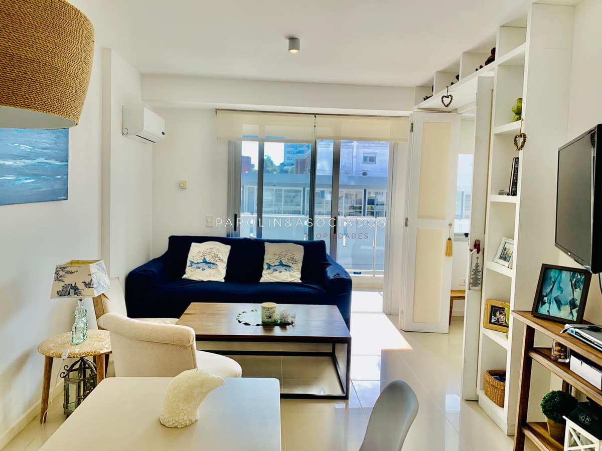 Apartamento de 2 dormitorios en venta en Arenas del Mar, Punta del Este.